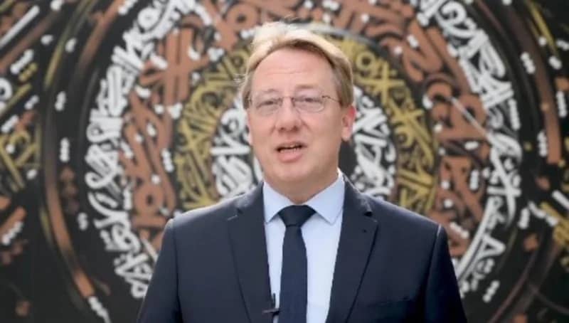 بالفيديو.. السفير الفرنسي بالرياض يحتفي بـ"العربية" بقصيدة "الفيصل"