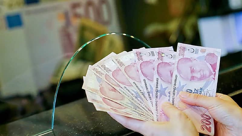 الليرة التركية تهبط إلى 13.2 مقابل الدولار
