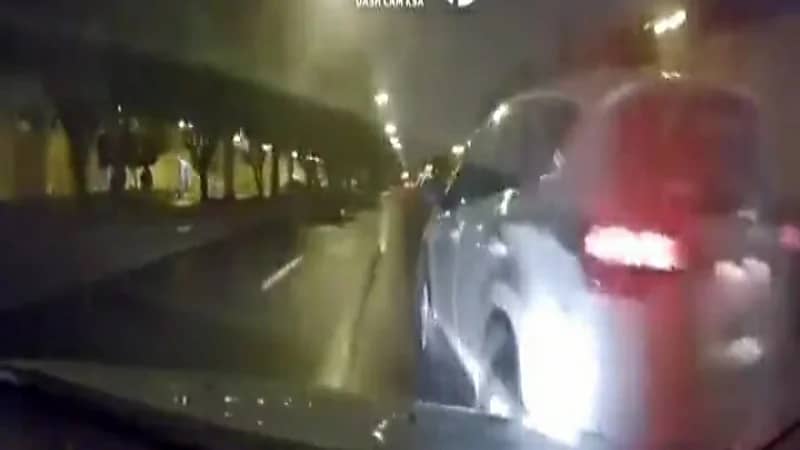 بالفيديو.. قائد مركبة يصدم سيارة على شارع التخصصي