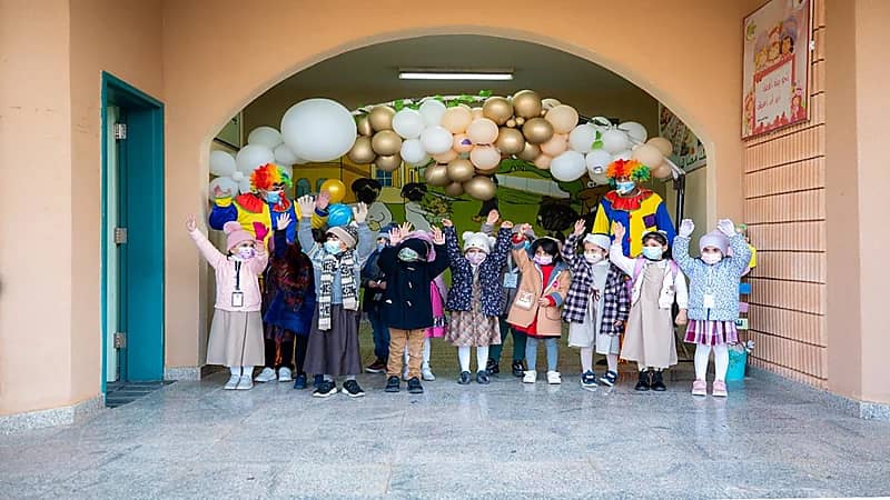 بالصور.. طلبة المرحلة الابتدائية ورياض الأطفال ينتظمون حضورياً لليوم الثاني على التوالي