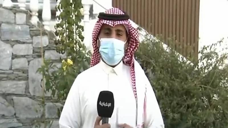 شاهد.. وفد من الحياة الفطرية يزور منزل المواطن المصاب من قرود البابون في الباحة 