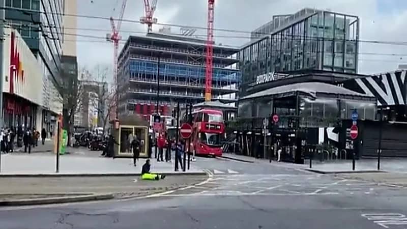 ‏شاهد.. الإعصار "يونيس" يسقط الناس أرضًا في لندن