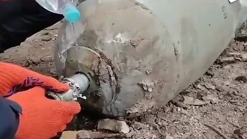 شاهد.. لحظة فك القوات الأوكرانية لصاروخ روسي سقط في منطقة سكنية