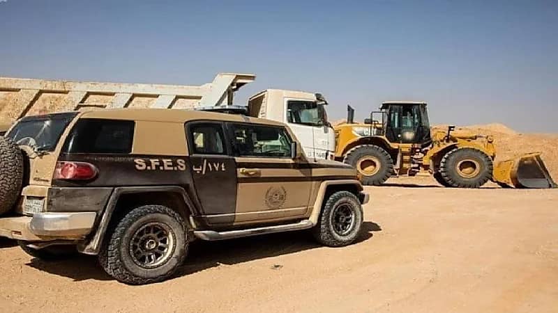 ضبط 10 مخالفين لنظام البيئة لنقلهم الرمال وتجريف التربة في تبوك