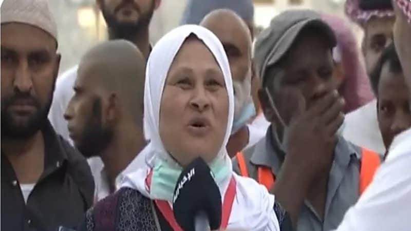 شاهد.. معتمرة تعبّر عن بهجتها خلال رؤيتها الكعبة المشرفة