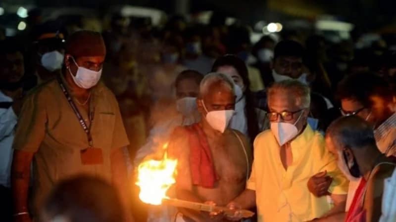 رجل يعود للمنزل بعد يوم واحد من دفنه