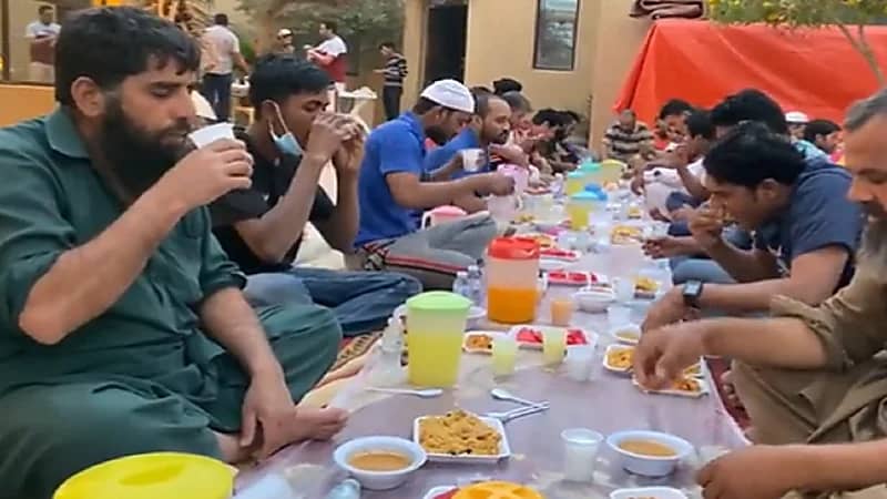 بالفيديو.. قصة مواطن اعتاد إعداد سفرة إفطار للعمال المقيمين بحفر الباطن منذ أعوام