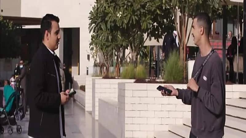 شاهد.. ردة فعل مواطنين تجاه فنان مشهور رفض التقاط صورة مع معجب وأهانه في الشارع