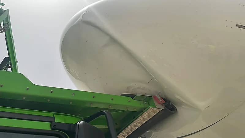 بالصور.. حادثة تصادم بين معدة رافعة طبية وإحدى طائرات أديل