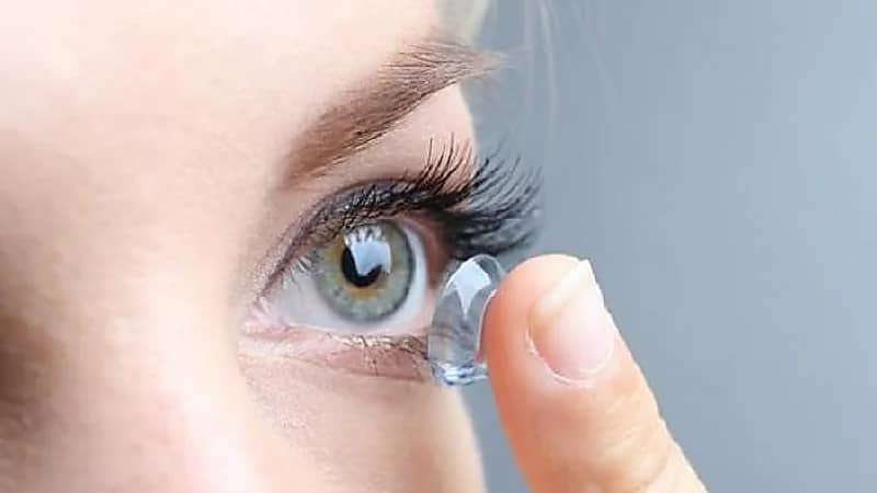 استشارية: استبدلوا العدسات اللاصقة فورا إذا تعرضت للماء