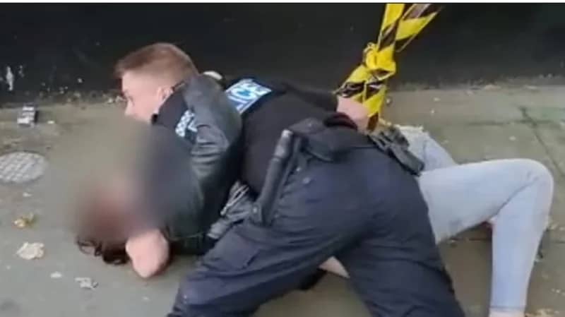 شاهد.. ضابط يتعدى بالضرب المبرح على مراهقة