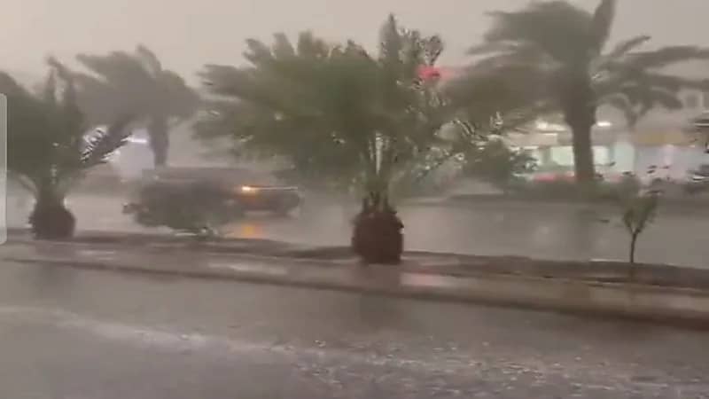 شاهد.. لحظة هطول أمطار رعدية غزيرة على المدينة المنورة 