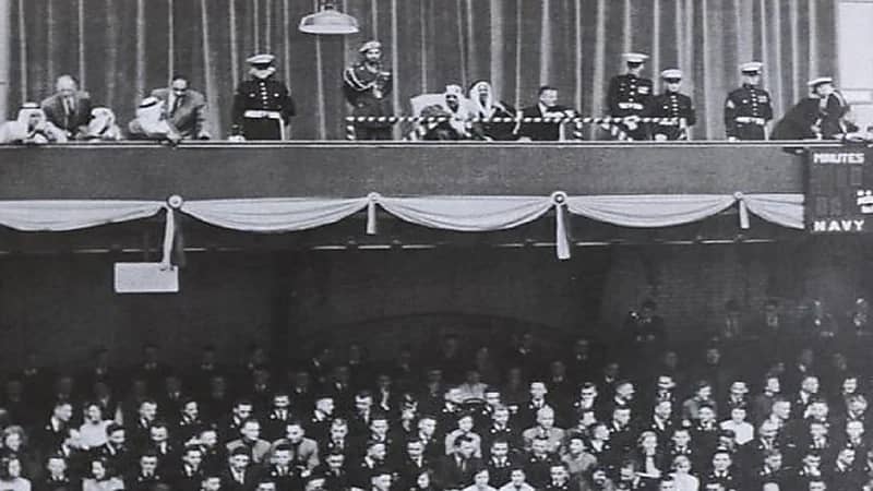 صورة نادر للملك سعود أثناء متابعته لمبارة كرة سلة