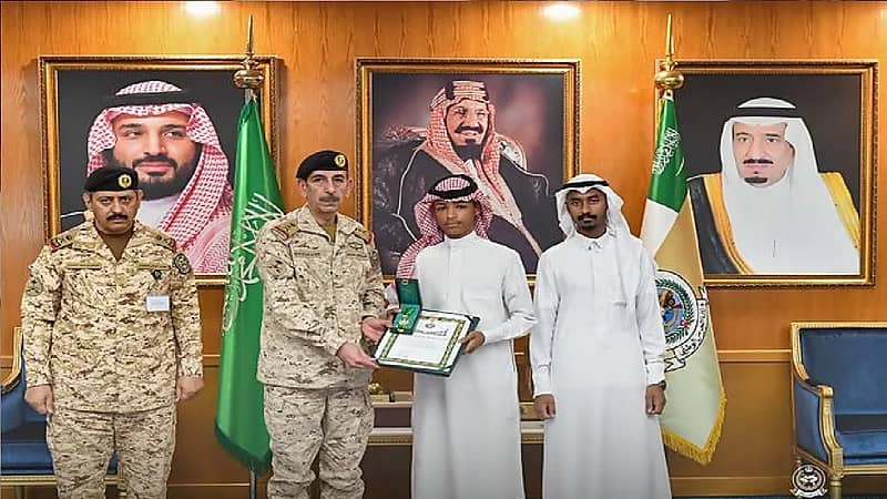 منح وسام الملك عبدالعزيز من الدرجة الثالثة لذوي أحد شهداء الواجب