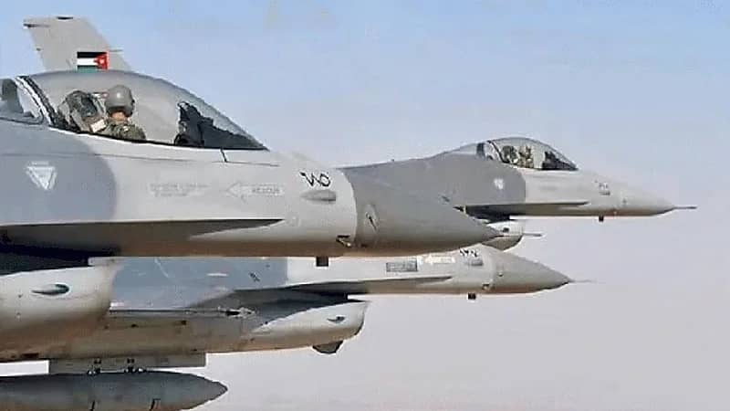 طيار يقفز من طائرة أردنية للنجاة من الموت