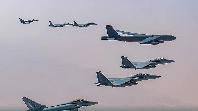 بالصور.. مقاتلات سعودية ترافق القاذفة الأمريكية "بي-52" خلال عبورها أجواء المملكة
