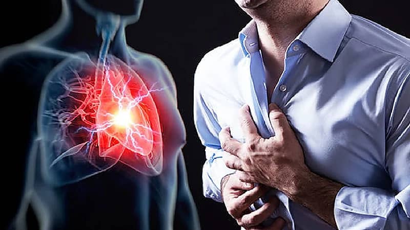 استشاري يوضح أعراض النوبة القلبية وعوامل خطرها