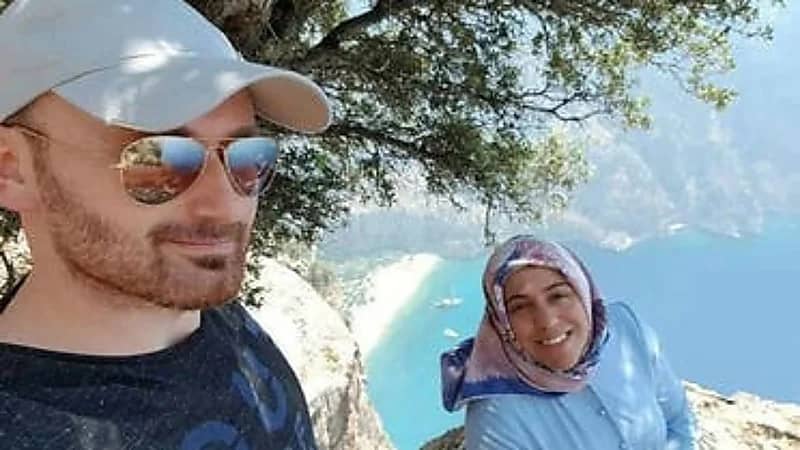رجل يدفع زوجته الحامل من أعلى منحدر