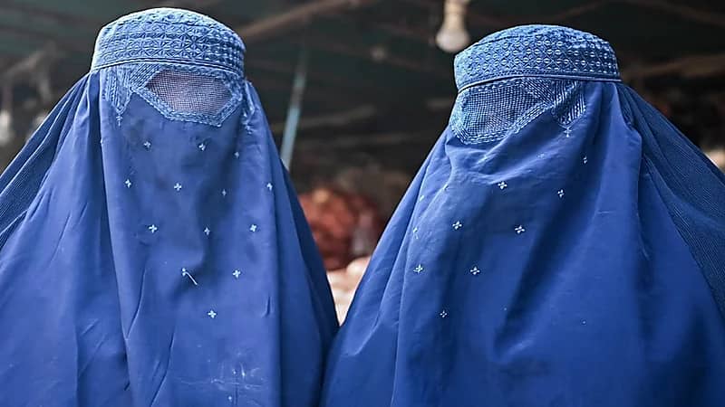 "لم يسافرن مع محرم"..وزير تعليم طالبان يبرّر منع الفتيات من الجامعة