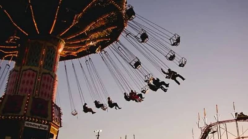 وفاة إمرأة سورية وإصابة آخرين إثر سقوط لعبة بمدينة الملاهي .. فيديو