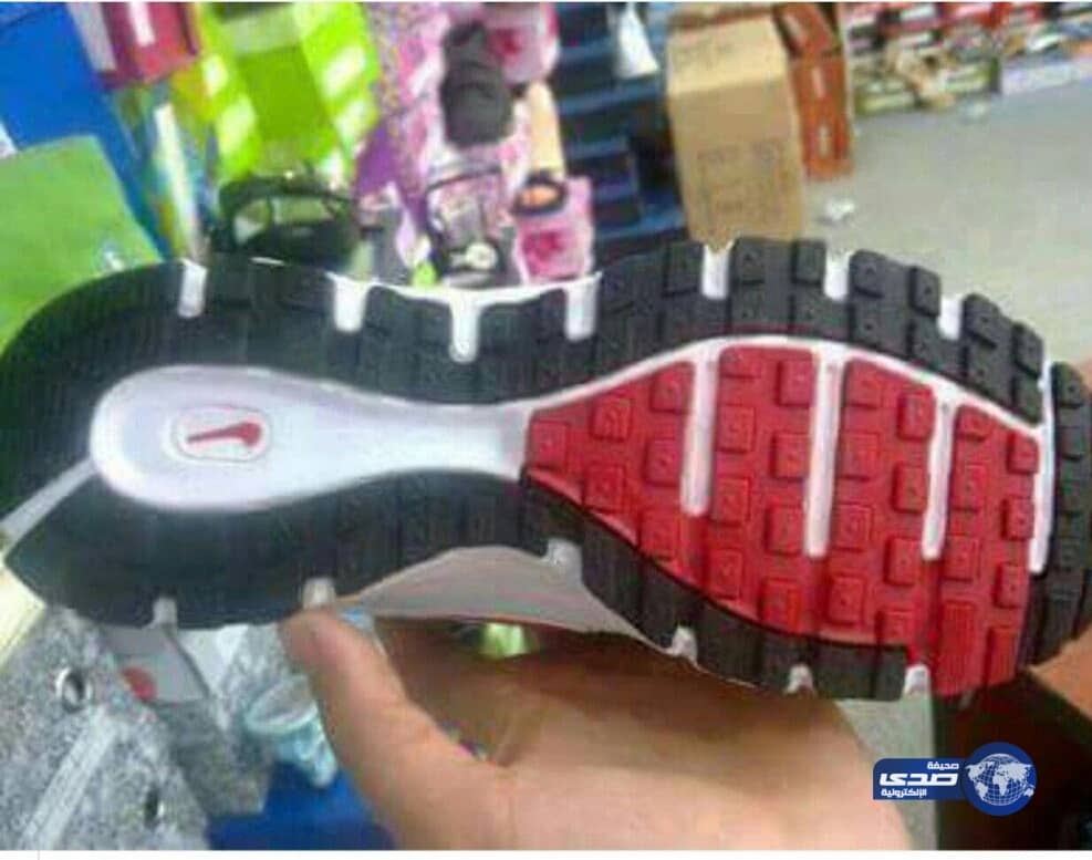 غضب عارم أثر تداول صورة لحذاء مرسوم عليه لفظ الجلالة  ..وتحذيرات بإبلاغ الجهات المختصة