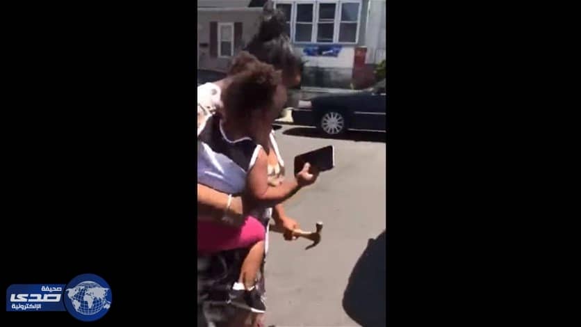 بالفيديو.. سيدة تٌحطم سيارة حبيبها السابق وولديها بداخلها