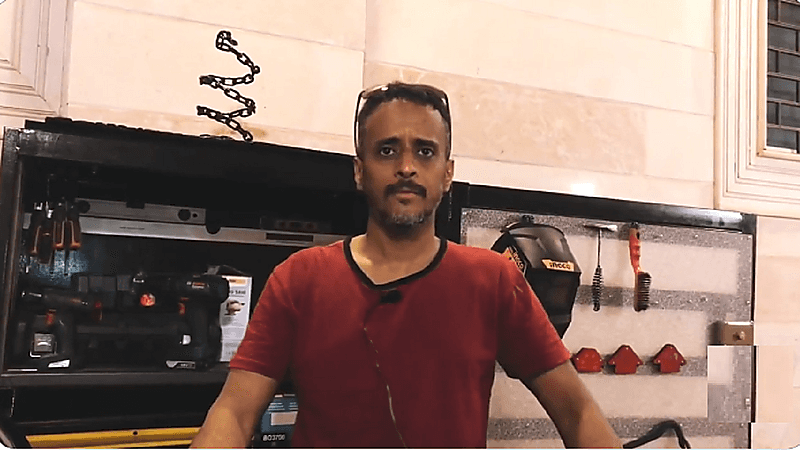 بالفيديو.. مواطن يروي قصة تعلقه ونجاحه في مهنة الحدادة