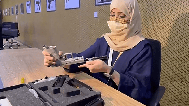 بالفيديو.. مواطنة تلفت أنظار زوار معرض الصقور والصيد بفك وتركيب الأسلحة