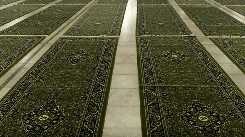 فرش 25 ألف سجادة جديدة بالمسجد الحرام