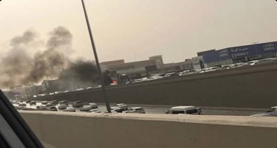 شاهد.. احتراق سيارة مقابل مجمع بندة التخصصي في أول أيام رمضان