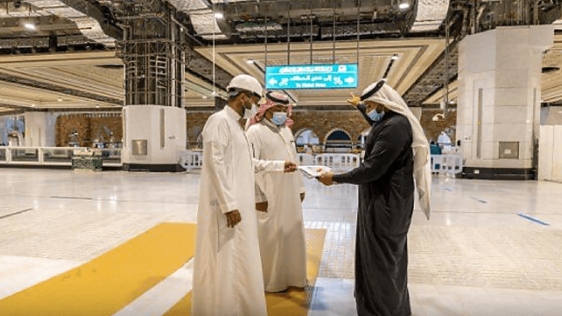 100 لوحة إرشادية وتوجيهية إلكترونية بالمسجد الحرام خلال موسم الحج