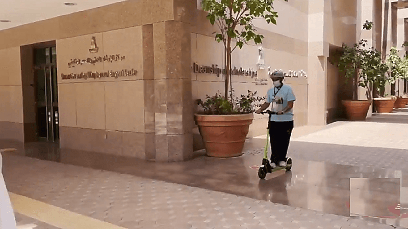 بالفيديو.. جامعة الملك عبدالعزيز توفر لطلابها "سكوتر" للتنقل بين مبانيها