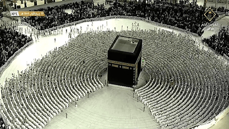 بالفيديو.. حشود غفيرة من المصلين يؤدون صلاة العشاء في جو روحاني بالحرم المكي