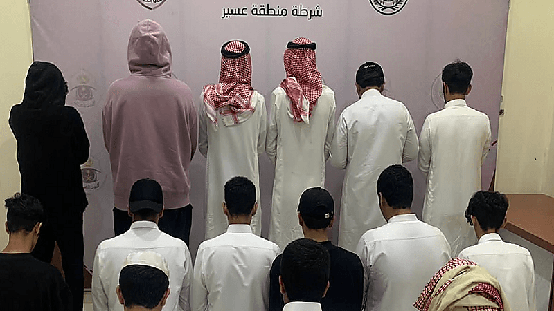 القبض على 15 شخصًا لمضايقتهم المارة والتعدي على مركبة رسمية بعسير