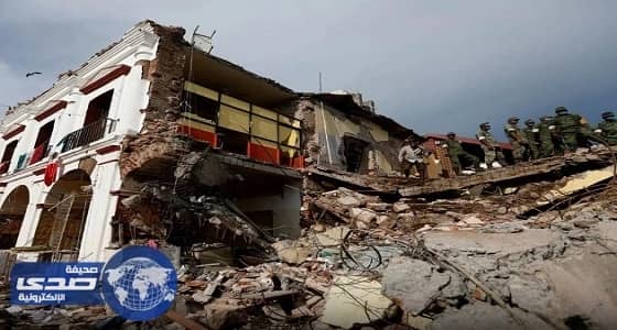 بالفيديو.. أحد العمالة المخالفة يغطي مذيع الإخبارية بغطاء رأسه