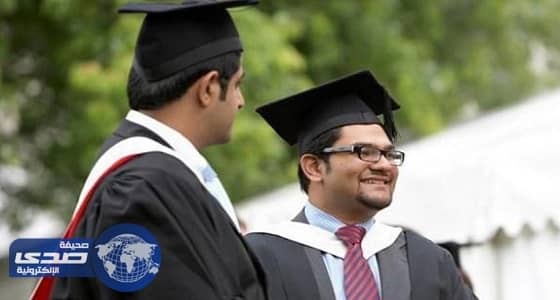 بالفيديو.. مواطن يستمتع بتساقط البرد بطريقته الخاصة