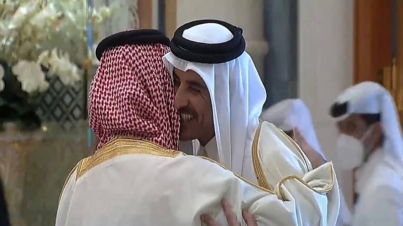 شاهد.. عناق أخوي بين ولي العهد وأمير قطر لدى وصوله القمة الخليجية الصينية