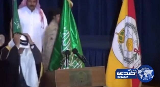 بالفيديو.. قائد المنطقة الشمالية الغربية يضع عقال والد شهيد فوق عقاله