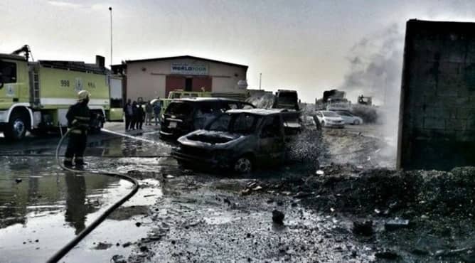 إخماد حريق في موقع لإعادة تدوير البلاستيك تسبب في تدمير سيارتين بالقطيف