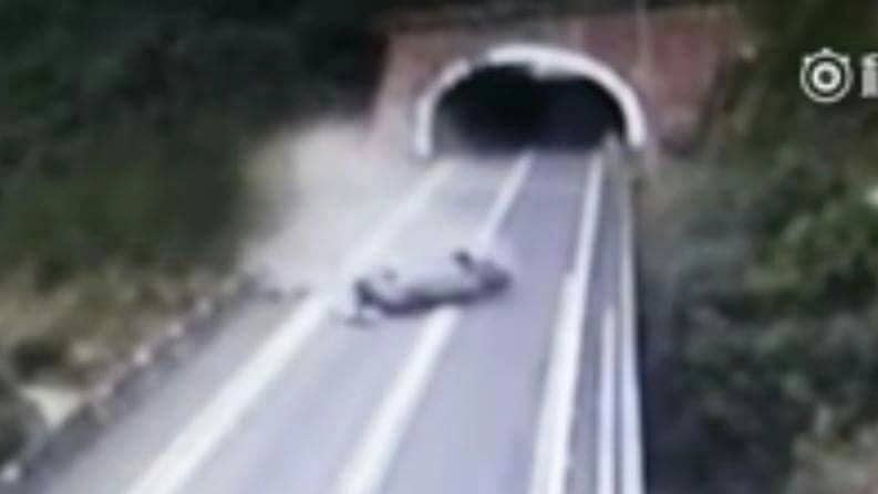 بالفيديو .. نجاة قائد مركبة من موت محقق انقلبت سيارته عدة مرات