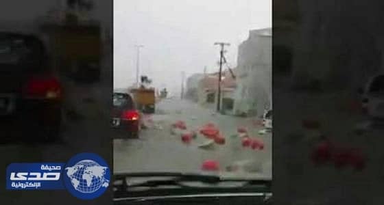 بالفيديو..السيول تجرف  اسطوانات الغاز الي الشارع في ابها