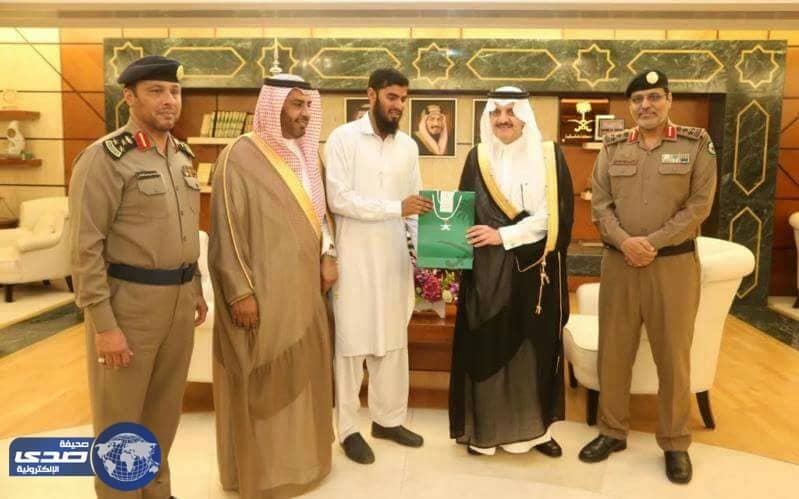 أمير الشرقية يكافأ مقيم باكستاني أنقذ عائلة من احتراق مركبتهم