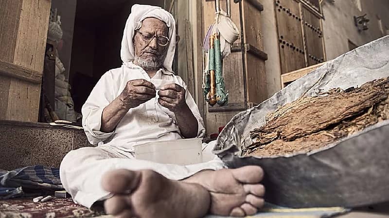 بالصور.. وفاة ياسين القطان أشهر بائع لـ "التتن" في سوق القيصرية بالأحساء