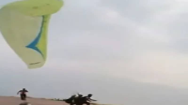 شاهد.. سقوط مفاجئ لطيار شراعي يحمل معه شخص في مرتفعات السودة بعسير