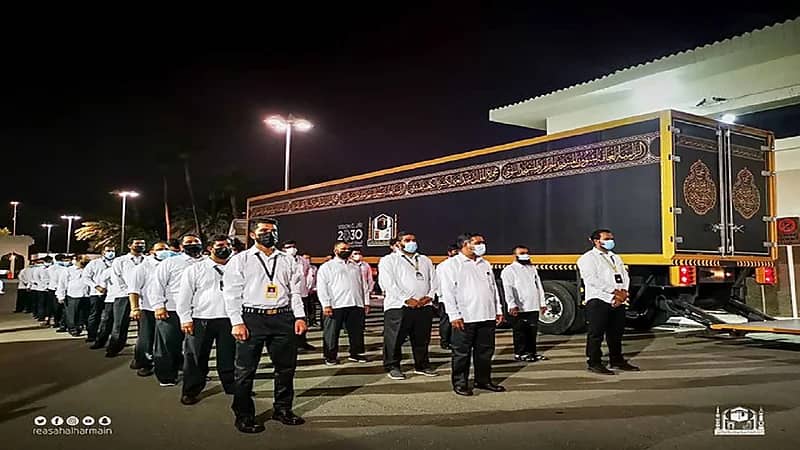 بالصور.. استعدادت نقل كسوة الكعبة إلى المسجد الحرام