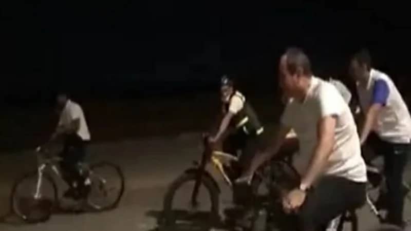 السيسي لأحد المجندين خلال جولة بدراجته الهوائية:"عيب هزعل منك"