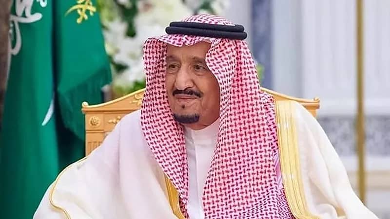 فيديو نادر للملك سلمان خلال مشاركته في عرضة نجدية