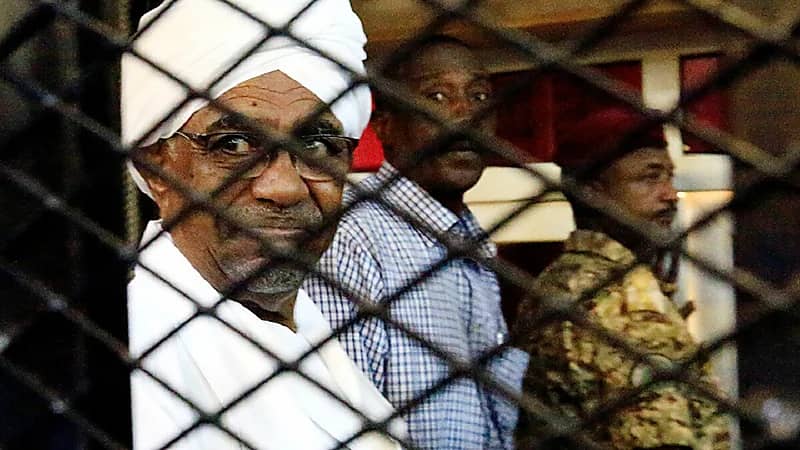 "البشير" لـ"القضاة": حاكموني في السودان ولا تسلموني للمحكمة الدولية