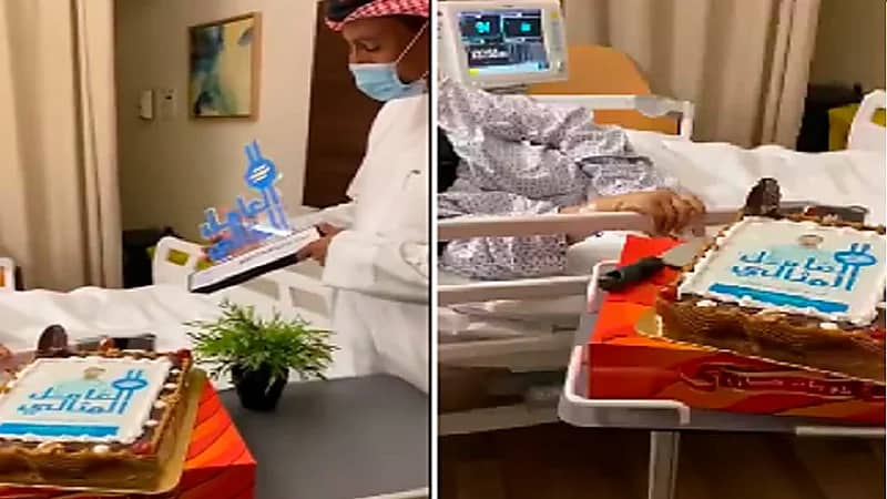 بالفيديو .. مواطن يحتفل بحصوله على جائزة العامل المثالي مع والدته المريضة