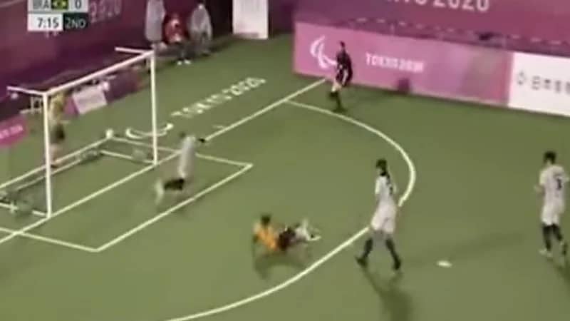 شاهد.. لاعب كفيف يسجل هدفا مذهلا في الألعاب البارالمبية ويخطف الأنظار حوله